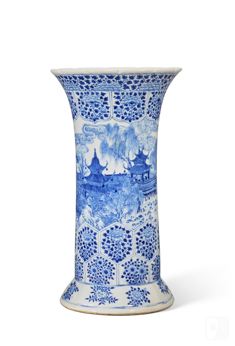 VASE CORNET EN PORCELAINE BLEU BLANC À DÉCOR DE PAGODES  CHINE, DYNASTIE QING, MARQUE À SIX CARACTÈRES EN BLEU SOUS COUVERTE ET ÉPOQUE KANGXI (1662-1722)